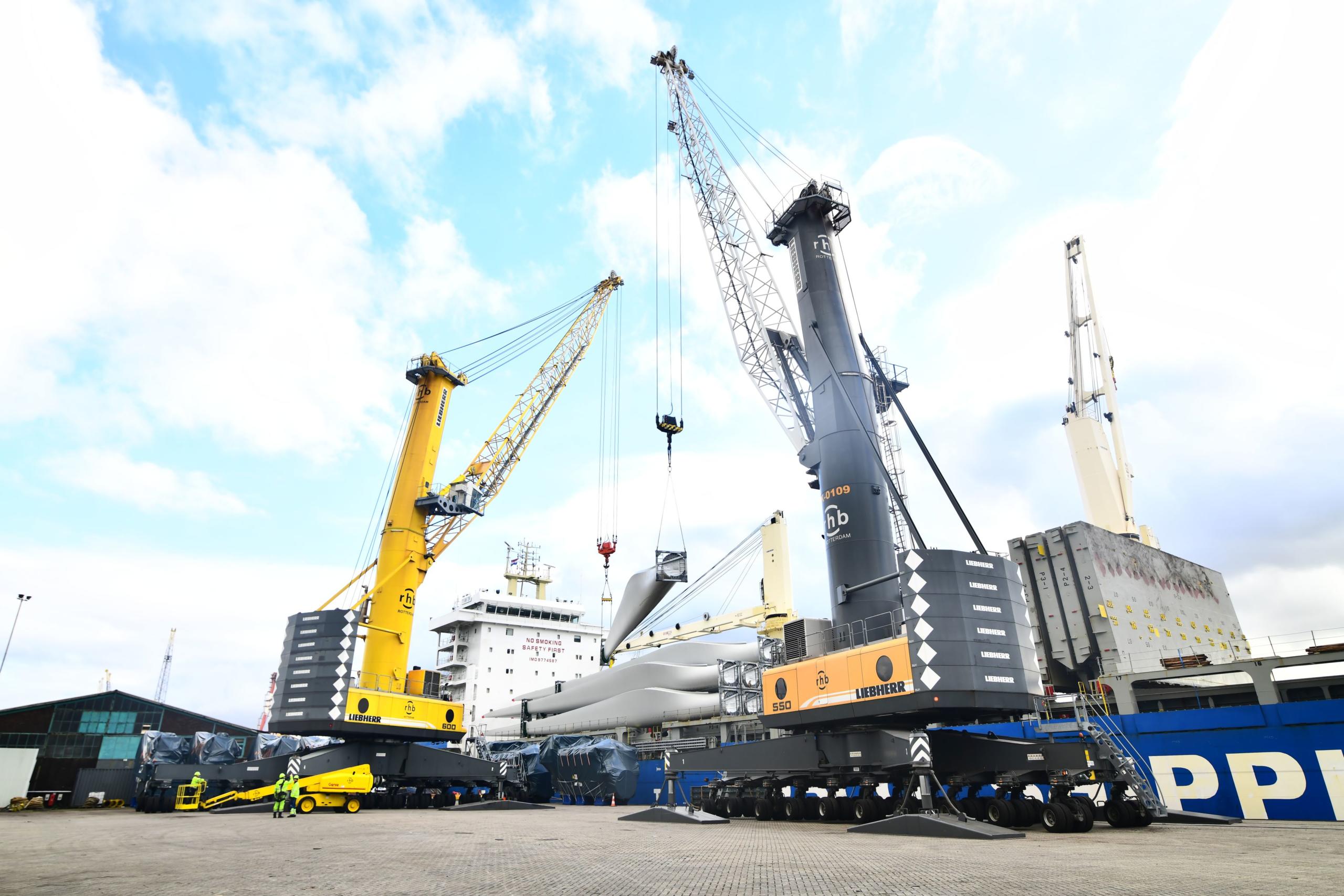Tandem LHM Heavy Lift - Project cargo - Long Windmill blades transshipment RHB Rotterdam