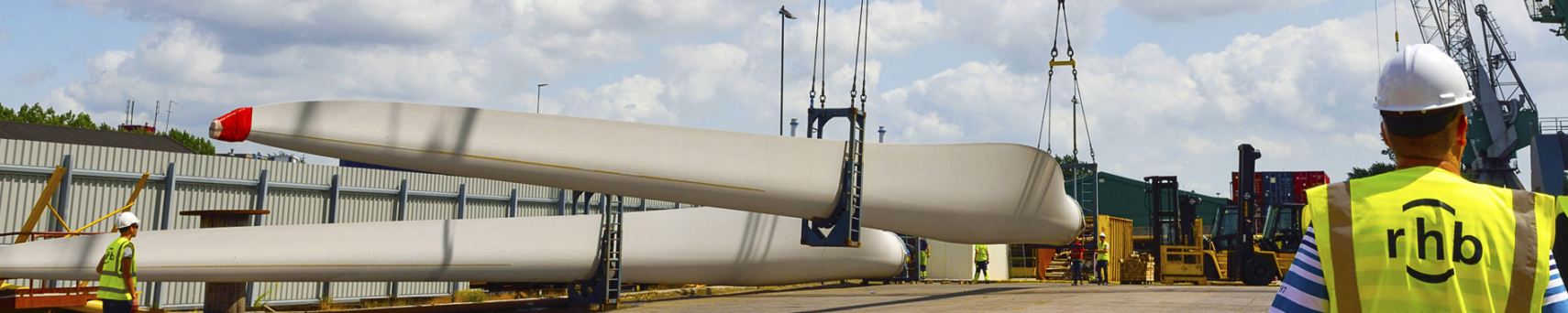 discharging windmill wind molen blades on quay with tandem shorecranes rhb stevedoring rotterdam-12